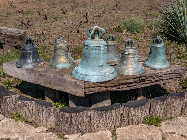 Шість Невеликих Античних Бронзових Церковних Дзвонів Столі — стокове фото