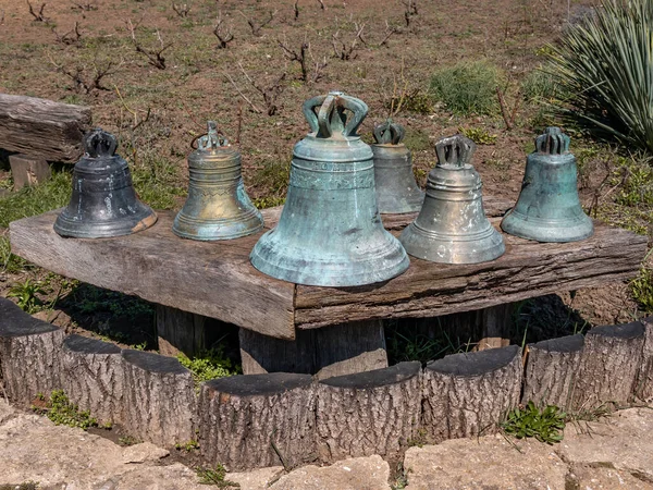 Seis Pequeñas Campanas Antiguas Bronce Están Sobre Mesa — Foto de Stock