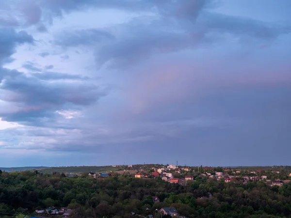 Bewölkter Dunkelblauer Himmel Über Einem Kleinen Dorf Auf Einem Hügel — Stockfoto