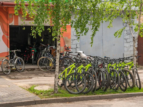 Alquiler Bicicletas Estación Reparación Bicicletas Muestran Acera Borde Carretera —  Fotos de Stock