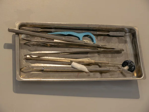 在牙医桌子上的铁盘上有一套牙科治疗器械 — 图库照片