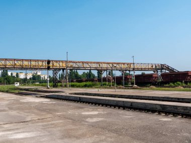 Demiryolu istasyonunda yaya demiryolu köprüsü var..