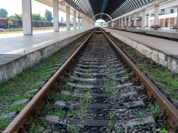 Töm Plattform Järnvägsstationen Täckt Med Ett Glastak — Stockfoto