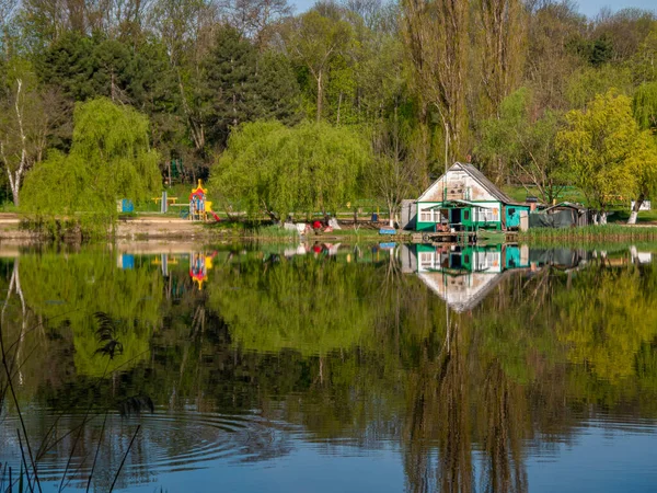 Hajóállomás Ház Partján Városi Parkban Ház Környező Erdő Tükröződik Vizében — Stock Fotó