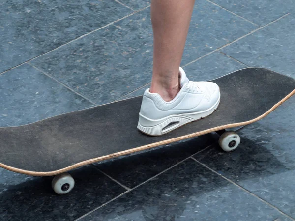 Close Van Vrouwelijke Benen Witte Sneakers Een Longboard Skateboard Met — Stockfoto