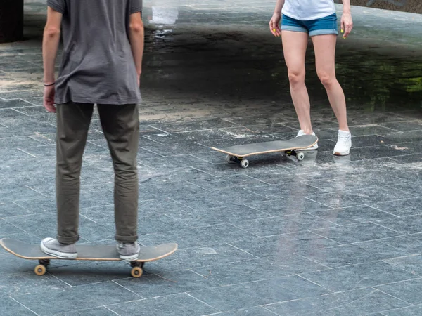 Apprend Fille Faire Skateboard Une Journée Dédiée Skateboard Actif Activités — Photo