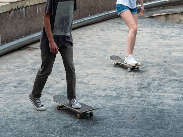 Tipo Enseña Chica Montar Monopatín Día Dedicado Skateboarding Activo Actividades —  Fotos de Stock