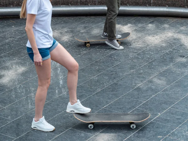 Guy Teaches Girl Ride Skateboard Day Dedicated Active Skateboarding Outdoor — Stock Photo, Image