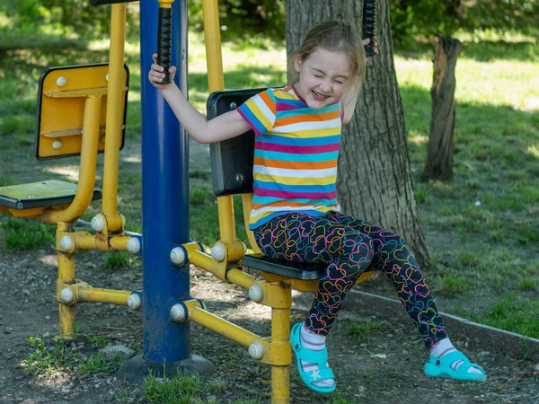 Outdoor Sportplatz Mit Trainingsgeräten Ein Kleines Mädchen Alter Von Jahren — Stockfoto