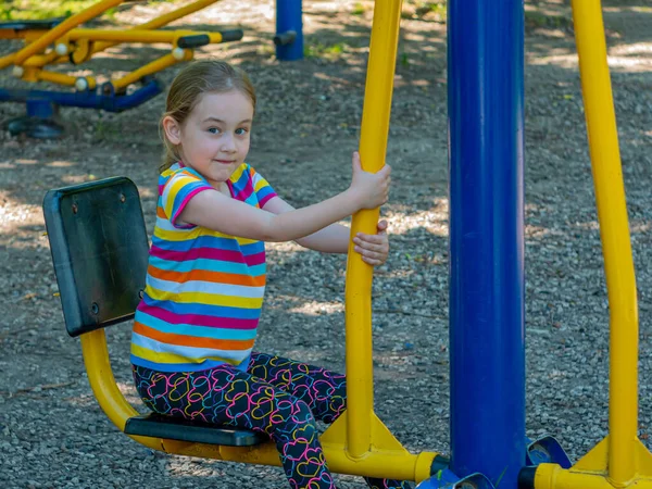 Campo Esportes Parque Cidade Com Equipamento Fitness Menina Anos Usa — Fotografia de Stock