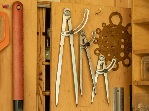 Carpentry Workshop Three Iron Compasses Different Sizes Hang Door Wooden — Stock Photo, Image