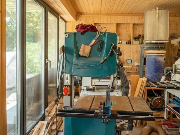 Laboratorio Falegnameria Macchine Falegname Sega Nastro Elettrica Taglio Del Legno — Foto Stock