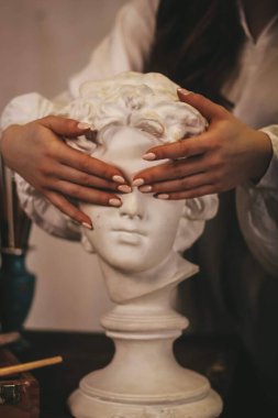 Narin ve narin kadın ellerinde narin bir çiçek