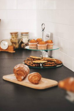  Güzel aperatif kahvaltı mutfak kahvesi ve kruvasan kurabiyesi.