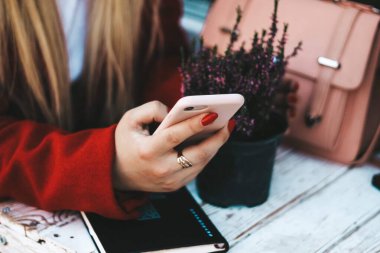 Elbise veya kumaşın arka planında güzel nazik kadın elleri