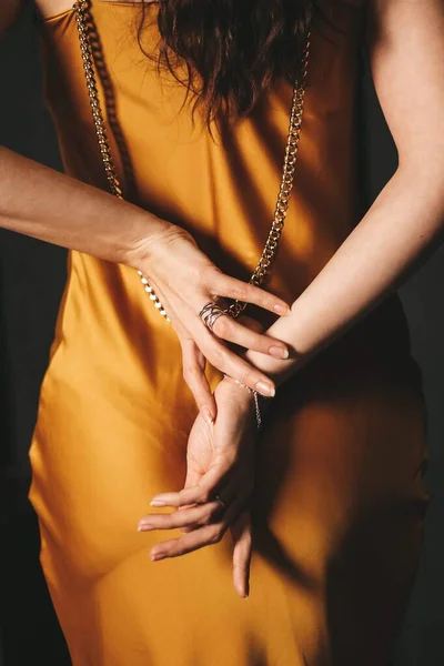 Belas mãos femininas suaves no fundo da roupa ou tecido — Fotografia de Stock