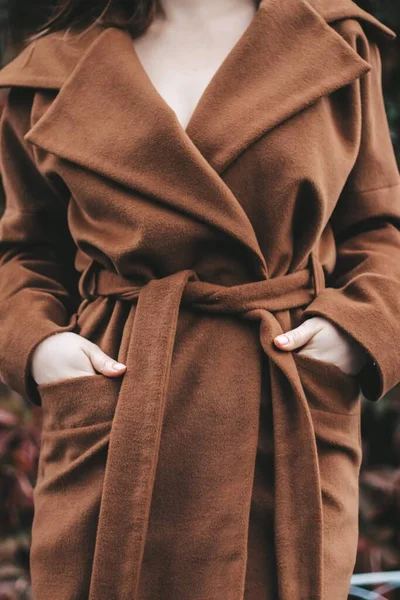 Femmes mains sur un manteau automne manteau filles mains — Photo