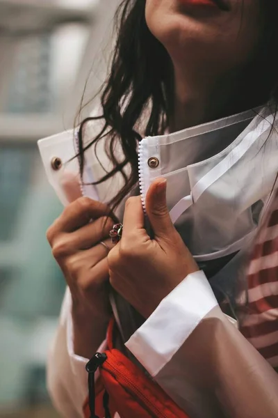 Belas mãos femininas suaves no fundo da roupa ou tecido — Fotografia de Stock