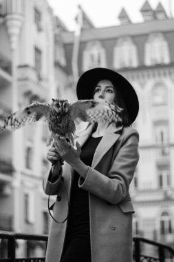 # Süveter ve şapkalı baykuşlu güzel bir kız #.