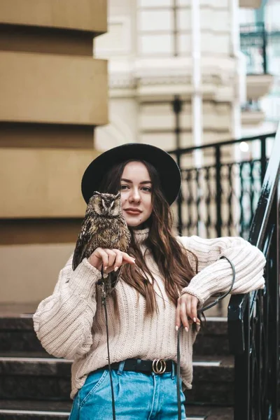 Linda menina macia segurando uma coruja em sua mão. — Fotografia de Stock