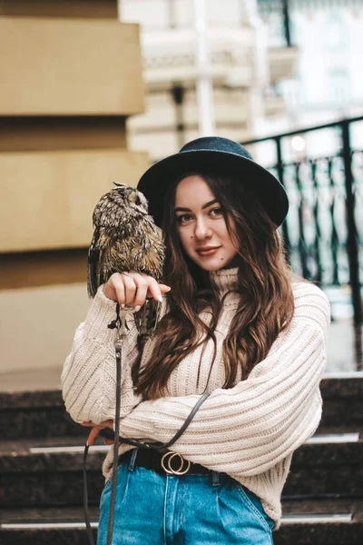 Linda menina macia segurando uma coruja em sua mão. — Fotografia de Stock