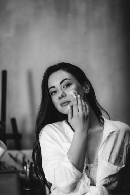 Ressamın siyah beyaz fotoğrafı, güzel ve nazik bir kadın. kız sanatçı
