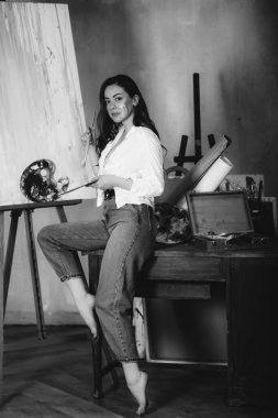 Ressamın siyah beyaz fotoğrafı, güzel ve nazik bir kadın. kız sanatçı