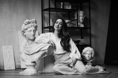 Ressamın siyah beyaz fotoğrafı, güzel ve nazik bir kadın. kız sanatçı