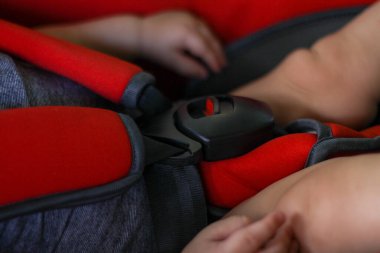 Bebek koltuğunda yeni doğmuş bir bebek. Çocukların güvenliği için. Çocukların korunması. Emniyet kemerleri.