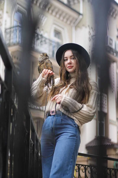 Söt öm flicka som håller en uggla på handen. — Stockfoto