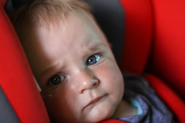 Bayi kecil yang baru lahir di kursi mobil. Keselamatan anak-anak. perlindungan anak-anak. sabuk pengaman. — Stok Foto