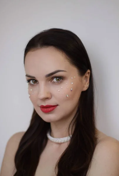 Retrato suave de uma mulher com clavículas nuas. características faciais estritas, sensibilidade e dureza. — Fotografia de Stock