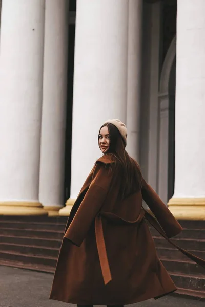 Брюнетка дівчина з довгим волоссям. вуличний стиль. Дівчина в пальто — стокове фото
