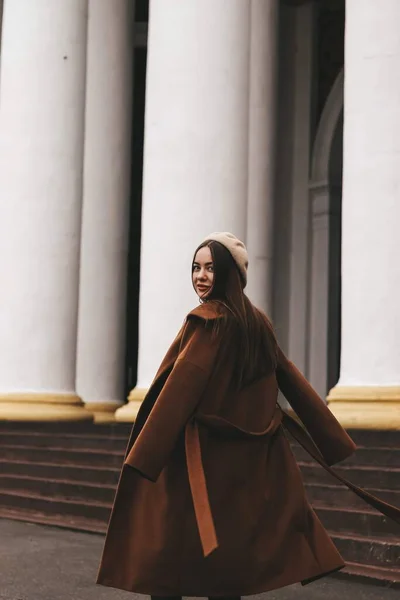 Brunette meisje met lang haar. Straatstijl. Meisje in jas — Stockfoto