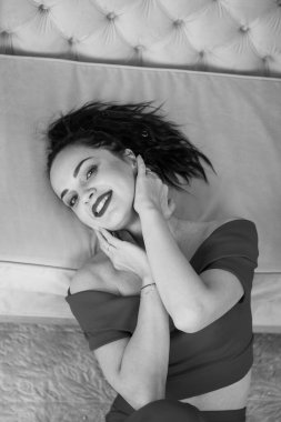 Işıl ışıl gülümseyen kız. Mutlu kız..