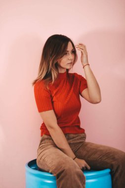 Hafif bir arkaplanda örülü takım elbiseli genç ve zayıf bir kız. Şefkat, kadınlık.