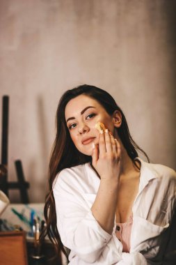 Güzel genç bir sanatçı. İnce kız resimler çiziyor. parlak renk, şefkat.