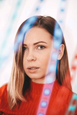 Stüdyoda arka planda kırmızı tişörtlü bir kız var..