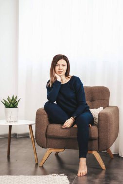 Kız, ofisteki koltukta rahatça oturuyordu. rahat iş.