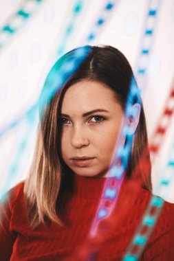 Stüdyoda arka planda kırmızı tişörtlü bir kız var..