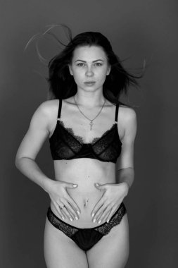 Güzel dantelli iç çamaşırlı genç bir kadın. saç geliştirme