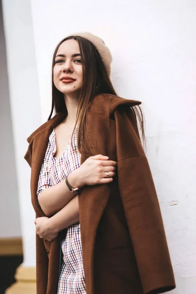 Menina morena com cabelo comprido. estilo de rua. Menina de casaco — Fotografia de Stock