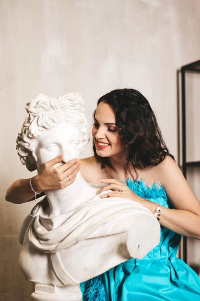 Meisjeskunstenaar, beeldhouwer. Vorcheskaja persoonlijkheid. tegen de achtergrond van beeldjes. — Stockfoto