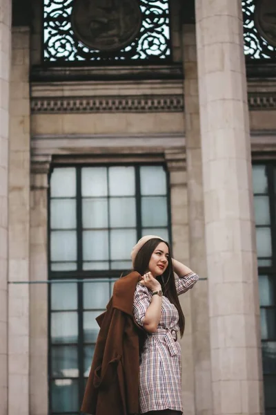 Brunette meisje met lang haar. Straatstijl. Meisje in jas — Stockfoto