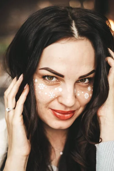 Menina com maquiagem Ano Novo. flocos de neve nas bochechas de uma menina — Fotografia de Stock