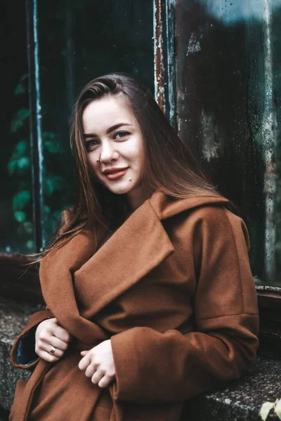 Ragazza bruna con i capelli lunghi. street style. Ragazza in cappotto — Foto Stock