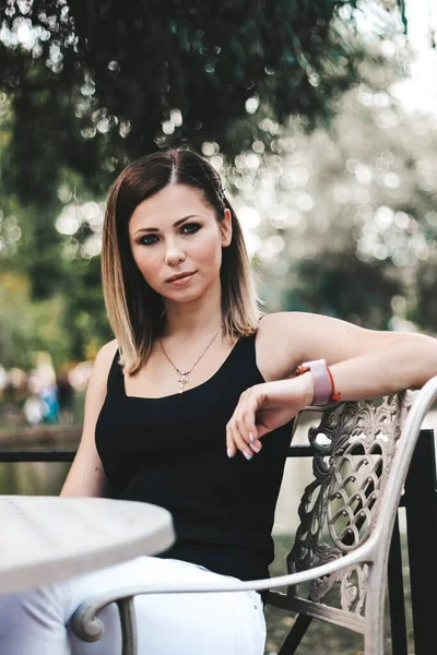 Bella ragazza sulla terrazza di un caffè di strada. giornata estiva. — Foto Stock