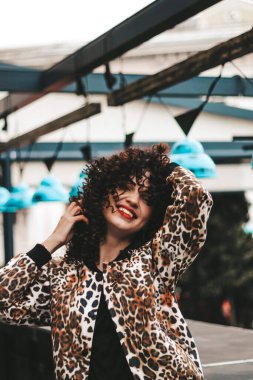 Parlak kıvırcık mutlu kız. Gülümseyen ve duygusal kıvırcık kadın. afro-lüleler