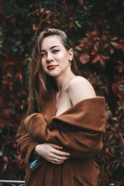 Menina morena com cabelo comprido. estilo de rua. Menina de casaco — Fotografia de Stock