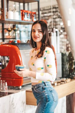 Yeni yıl makyajlı kız. Bir kızın yanaklarında kar taneleri